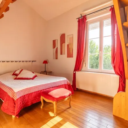 Les Oiseaux_a Avec Piscine Chauffee Holiday home *